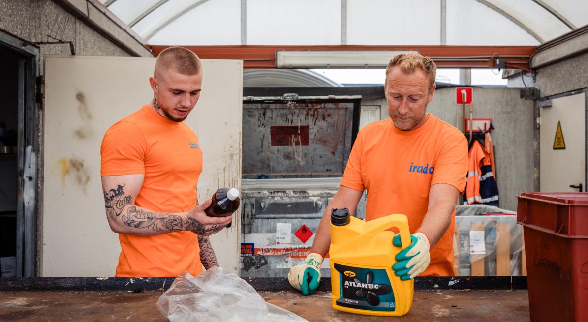 Taal werkt! Twee medewerkers in een milieustraat