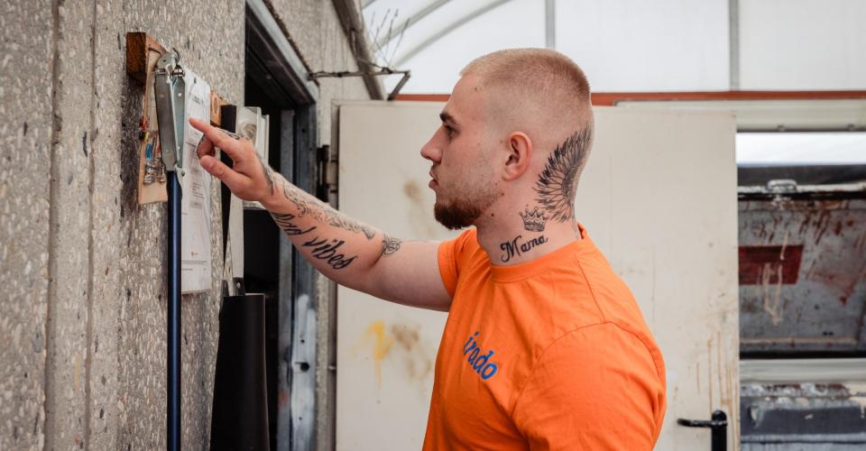 Taal werkt! Medewerker leest instructie aan de muur