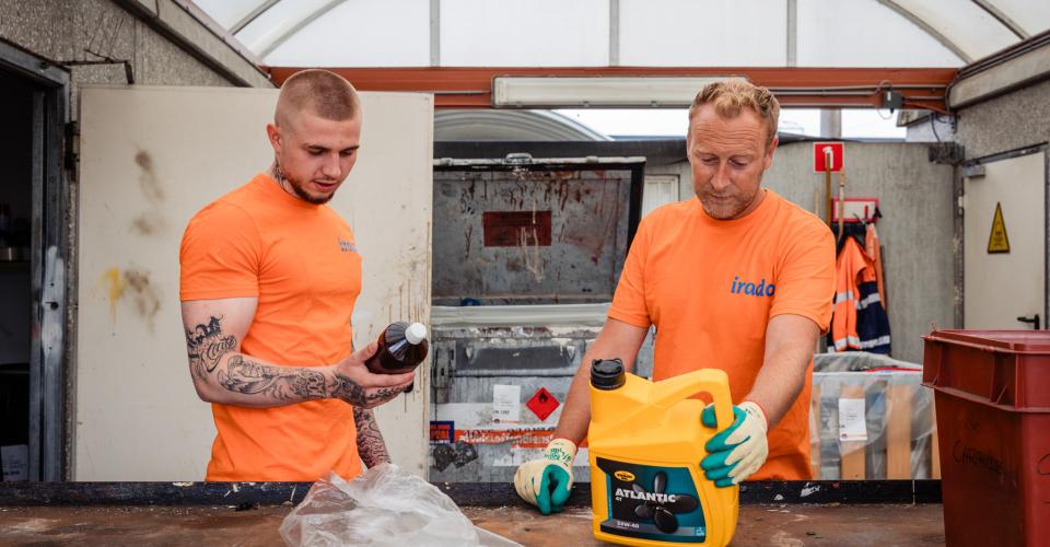 Taal werkt! Twee medewerkers in een milieustraat